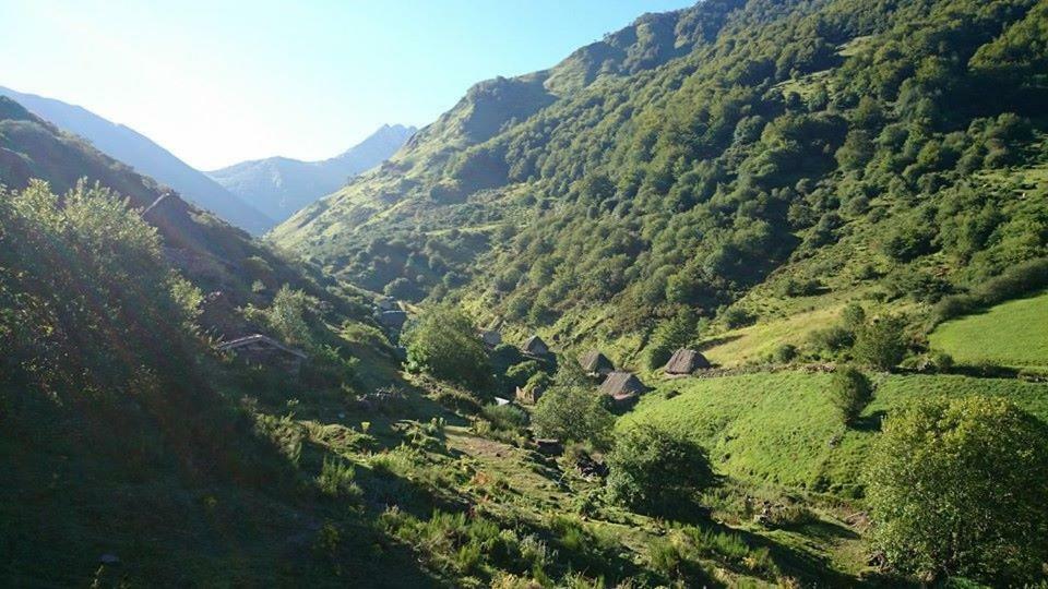Nucleo De Turismo Rural La Corte Villar de Vildas Exterior foto